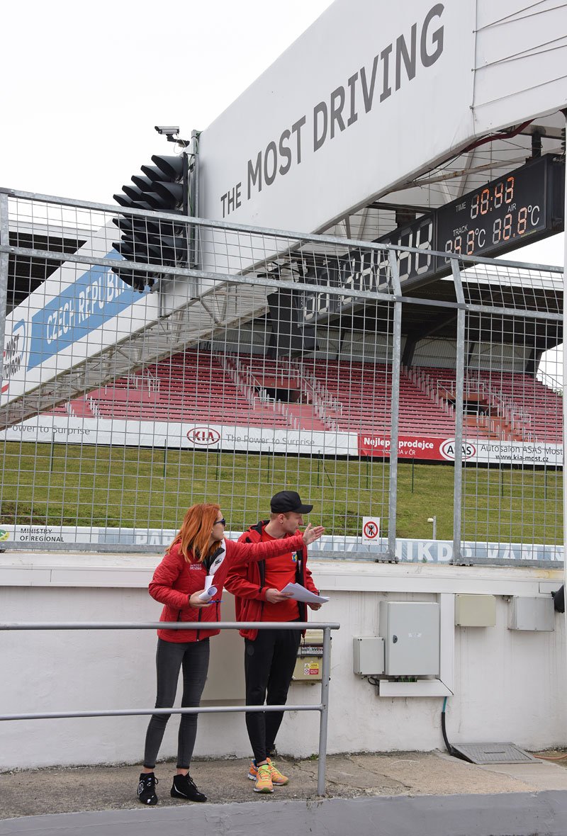 Před usednutím za volant jsem absolvoval hodinu a půl dlouhé školení. Zde dostávám informace, jak mám správně opustit boxy mosteckého autodromu.