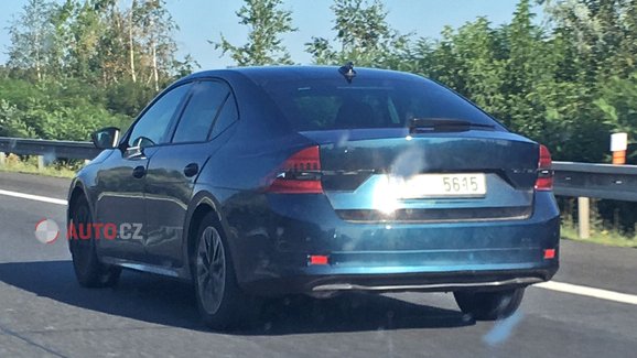 Škoda Octavia IV zachycena v další karosářské verzi! Po dálnici už se prohání i liftback