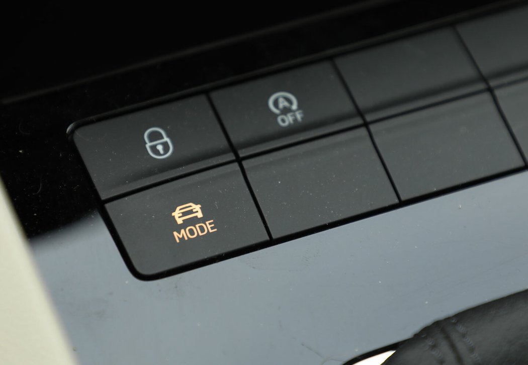 Při koupi vozu s automatickou převodovkou DSG se ujistěte, že má volič jízdních režimů Driving Mode Select. Býval za pouhých 2900 Kč a automat bez něj neumí plachtit.