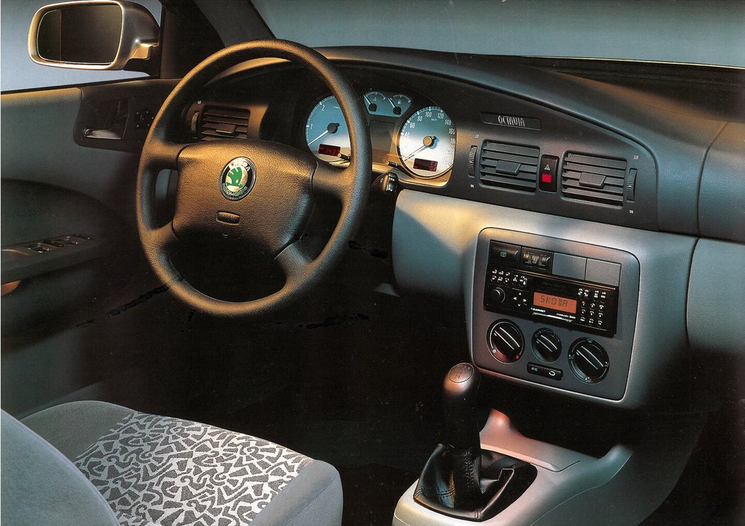 Palubní deska sériové Octavie SLX modelového ročníku 1999 vypadala mnohem estetičtěji než v původním provedení