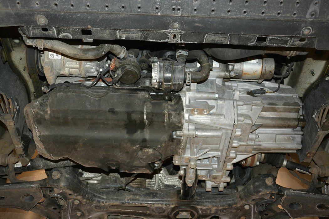 Zejména u kusu s dieselovým motorem vždy trvejte na pečlivé předkupní prohlídce a demontáži spodního krytu. Často z nich totiž teče olej skrz simerink klikové hřídele.