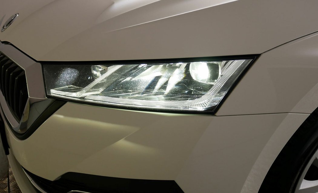 Světla LED Matrix představují v řadě Octavia úplně novou kvalitu nočních jízd. Krycí skla už neušla jistému ostřílení od kamení, na výkon to zatím vliv nemá.