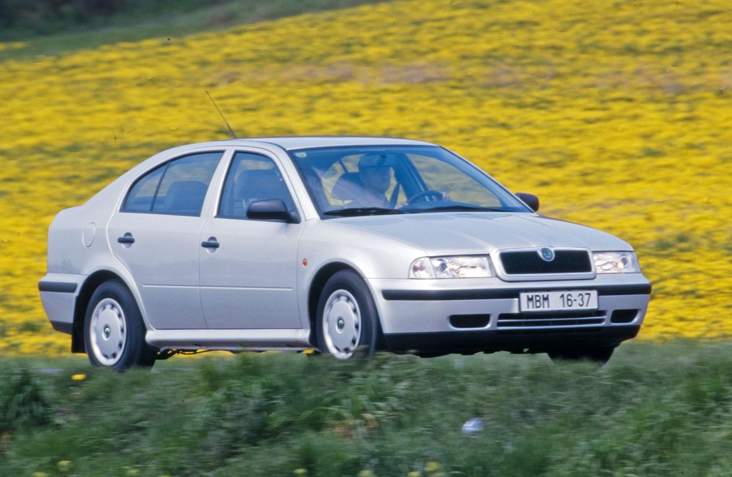 Základní verzi LX (později Classic) prozradila na první pohled čtrnáctipalcová kola, čirá okna, černá zrcátka nebo absence bočních ochranných lišt