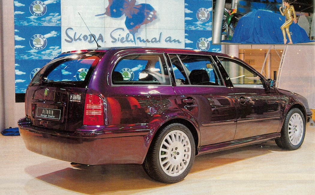 Octavia Combi se představila na frankfurtském autosalonu IAA v září 1997, tehdy však zatím jen v podobě designové studie. Do prodejen dorazila až s půlročním zpožděním.