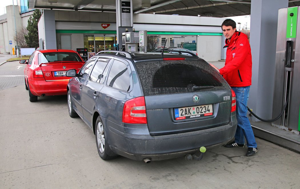 Úspora paliva na dálničním okruhu činila u vozu s prodlouženou pětkou 0,3 l/100 km, palubní počítač proměřoval u obou octavií shodně 0,2 l/100 km