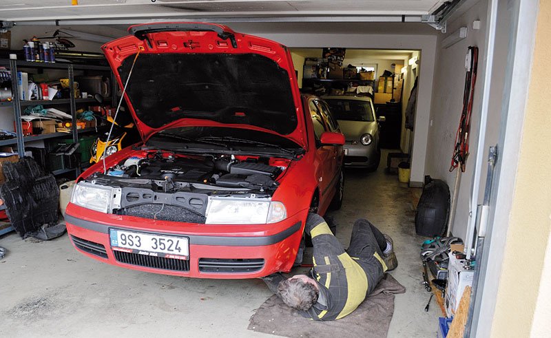 Výměnu pětky lze zvládnout bez demontáže převodovky přímo na vozidle. Předvedli jsme, že to jde dokonce i bez zvedáku.