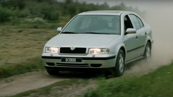 Škoda Octavia slaví 25 let: Připomeňte si její divoké testování v&nbsp;dobovém videu