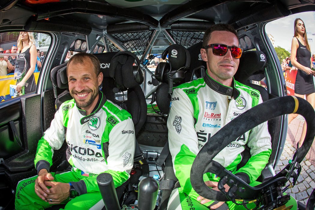 Posádka ve voze Škoda Fabia R5. Jan Kopecký (vpravo) vždy poslechne, co Pavel Dresler řekne.