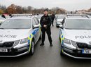 Masivní trubkové rámy chrání posádku policejního vozu
