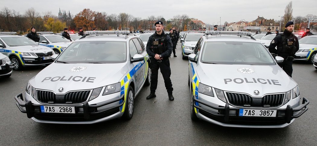 Masivní trubkové rámy chrání posádku policejního vozu