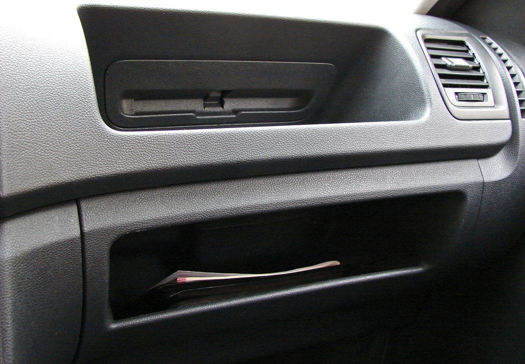 Ačkoliv vozidlo mělo klimatizaci a dálkové zamykání, airbag spolujezdce chyběl