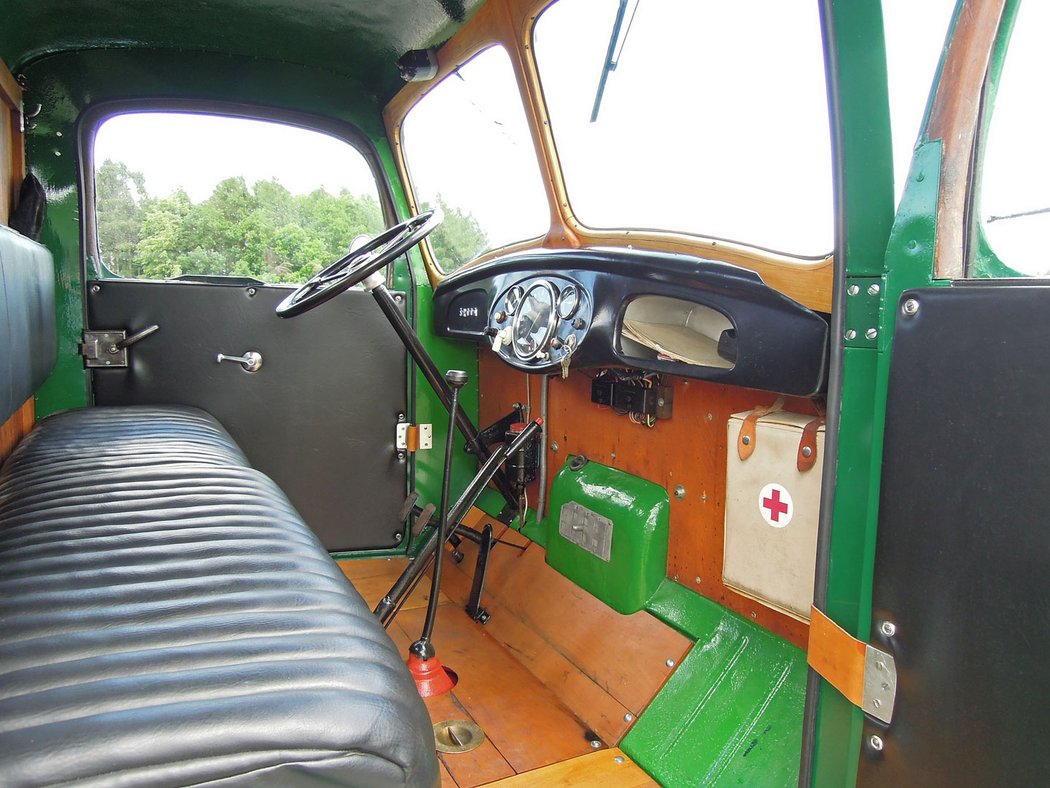 Budka vozu Škoda 256 B nabízela pohodlný nástup a prostor třem osobám. Široká čalouněná lavice umožňovala nouzové přespání člena posádky.
