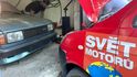 Při reportáži o oživování dlouhodobě opuštěného auta asistoval i náš pracovitý redakční člen Chevrolet Spark za jednu výplatu. Díky jeho baterii jsme nemuseli shánět ruční hustilku. Při reportáži o oživování dlouhodobě opuštěného auta asistoval i náš pracovitý redakční člen Chevrolet Spark za jednu výplatu. Díky jeho baterii jsme nemuseli shánět ruční hustilku.