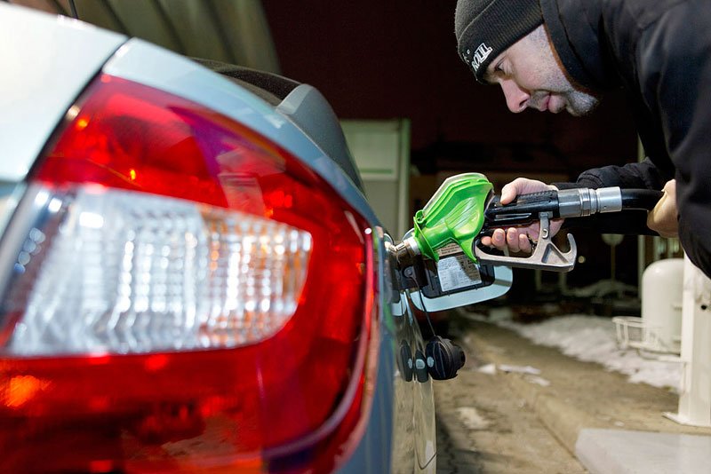 7:00 - vůz stál přes noc na odkrytém parkovišti. Do natankované nádrže jsme pod dohledem notářky ještě "dokapali" čtyři litry.