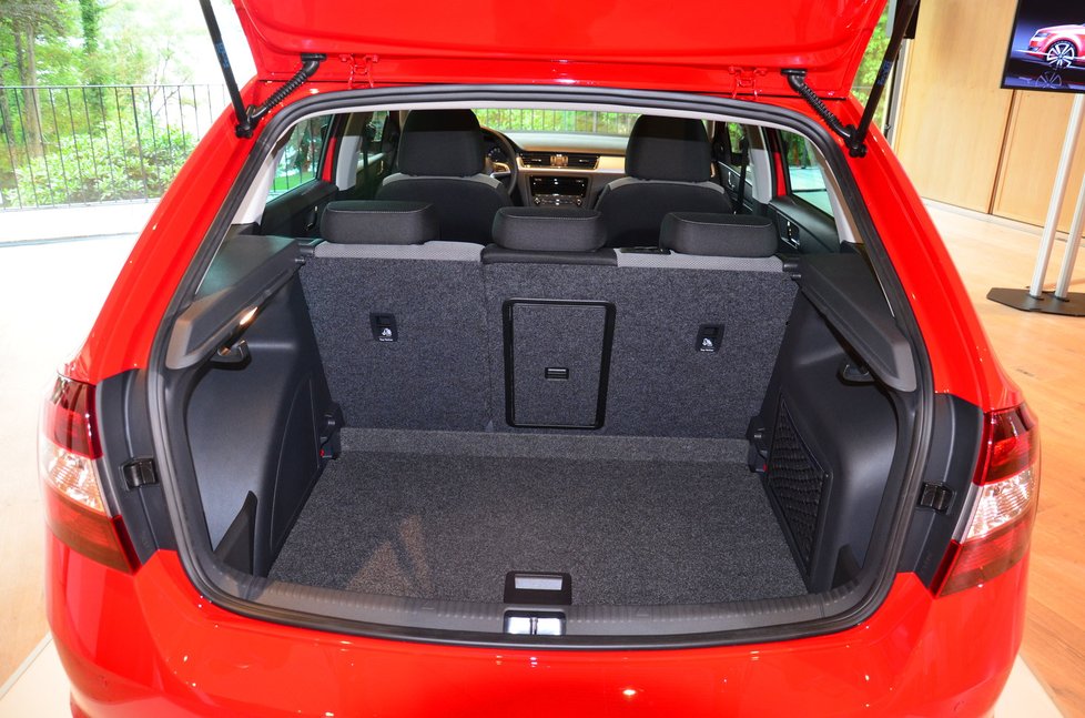 Základní objem kufru 415 litrů v sobě zahrnuje i prostor pro rezervu.