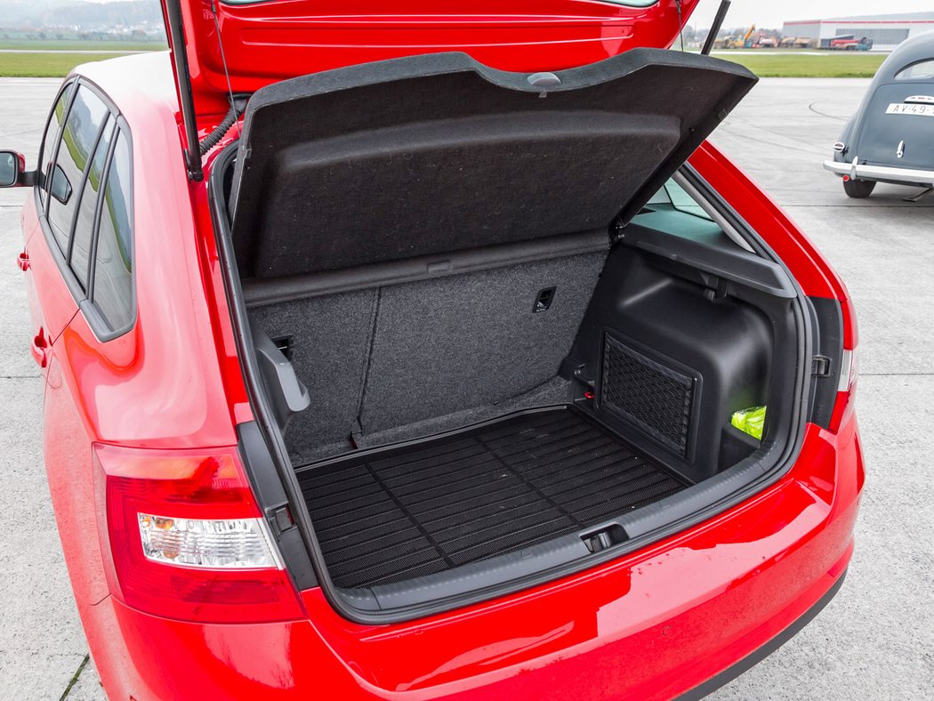 K původnímu provedení liftback přibyl hatchback s označením Spaceback, jehož objem kufru začíná na 415 litrech. Oboustranný koberec přijde na třináct stovek.