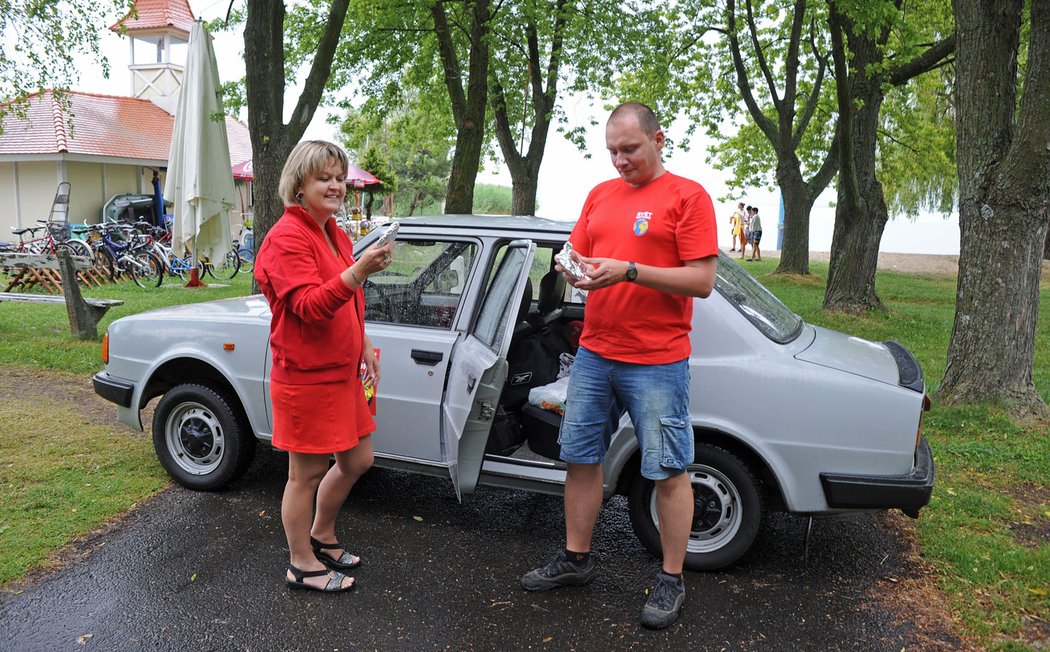 I když hustě prší, zastávku u Balatonu si nemůžeme odpustit. Vybalujeme tradiční vepřový řízek s promaštěným chlebem z alobalu. Chutná jako tenkrát.