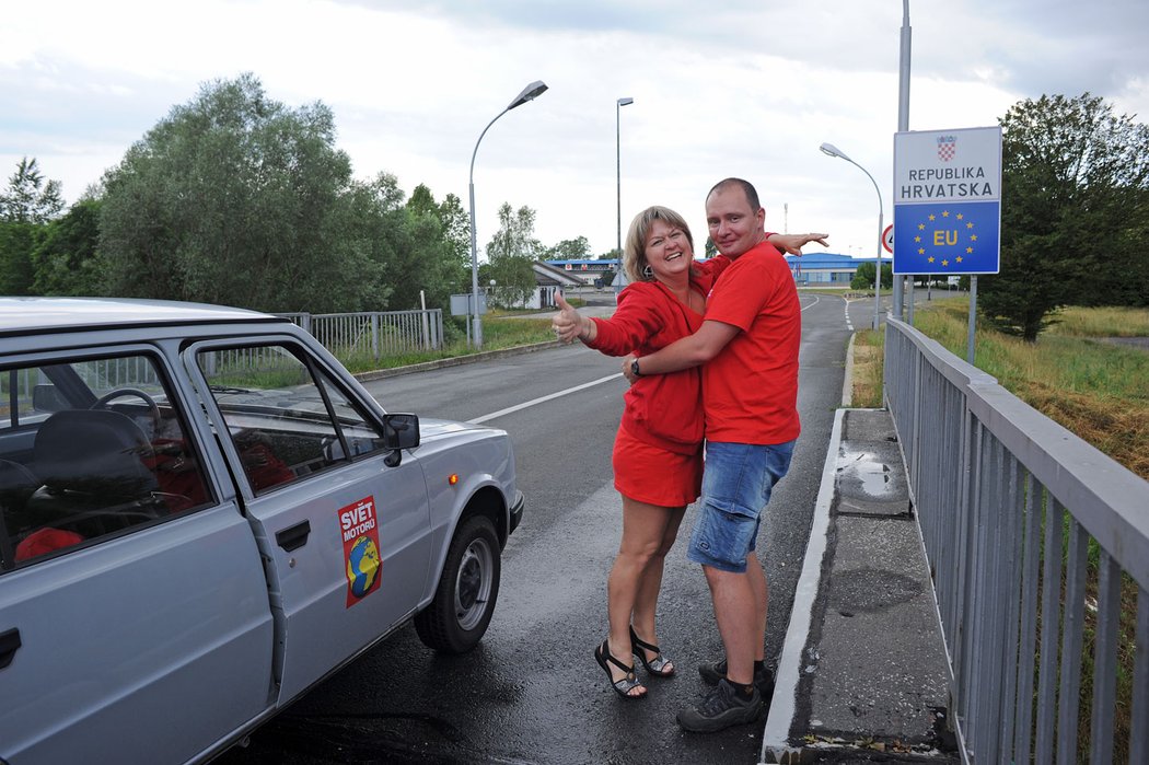 Tady jsme se ještě radovali. Přes pasovou kontrolu jsme prošli, i když jsme neměli správné označení CZ. Nevěděli jsme, že nás čeká ještě sedm hodin, než se ubytujeme.