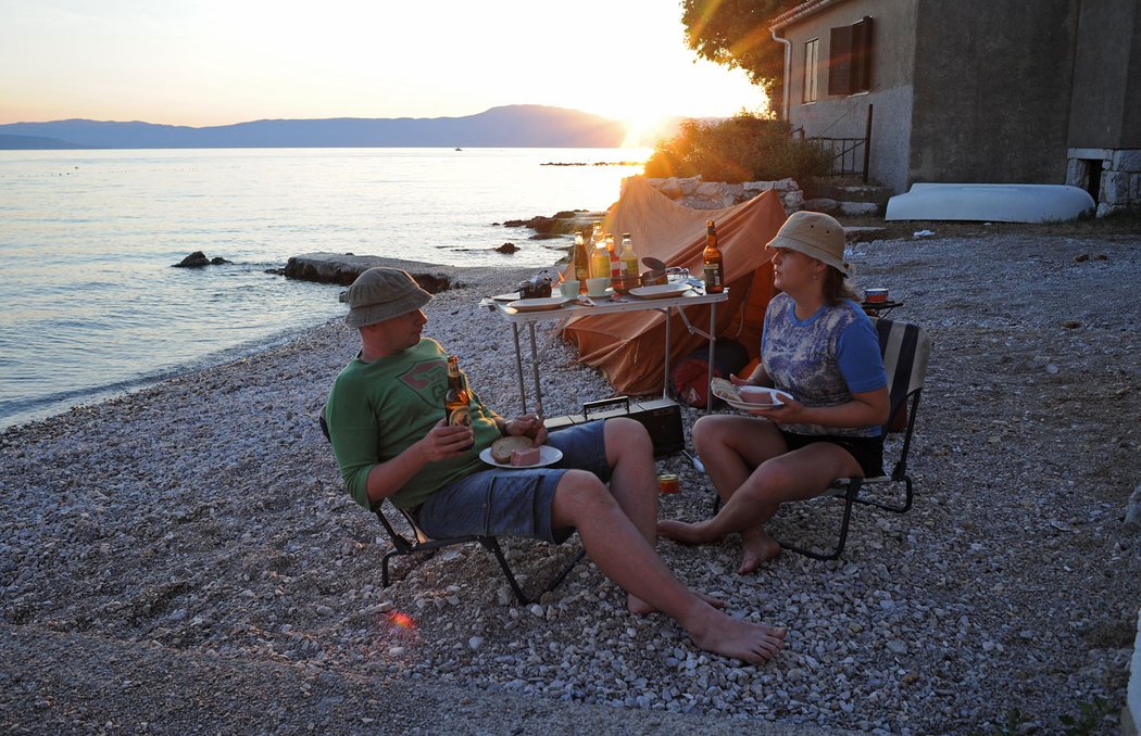 Po vybalení a postavení stanu typu „áčko“ a vytažení retro věcí, kterými nás vybavili kolegové z redakce, jsme byli pro místní turisty atrakcí.