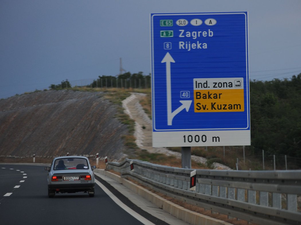 Tento pohled už se dnes v Chorvatsku moc často nevidí. Klasická škodovka se řítí stotřicetikilometrovou rychlostí po dálnici.