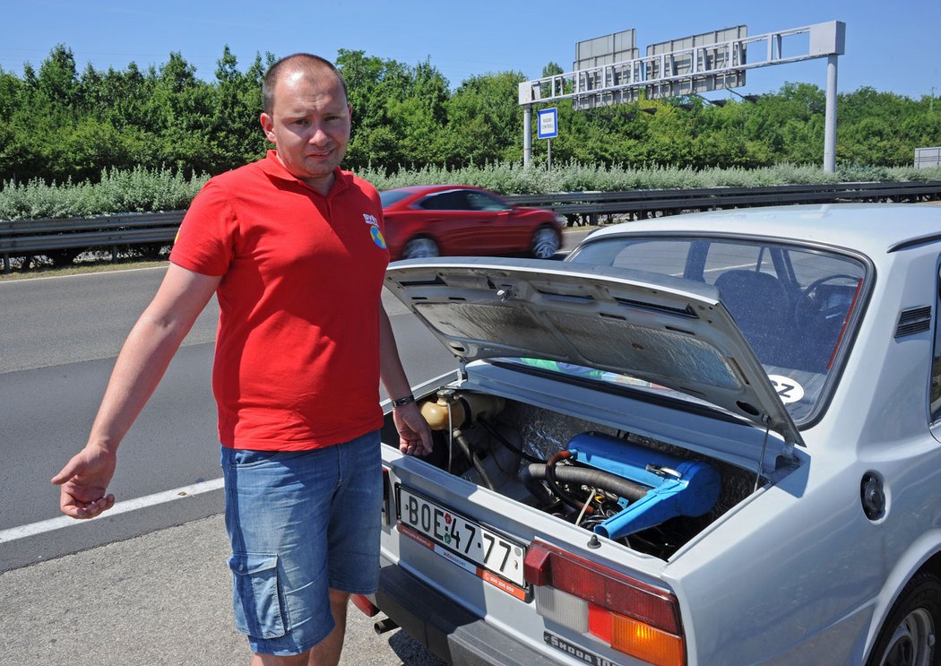 Klasické „vaření“ škodovek jsme si cestou zpět připomněli na vlastní kůži. Došlo k tomu ve třicetistupňovém vedru na obchvatu Budapešti.