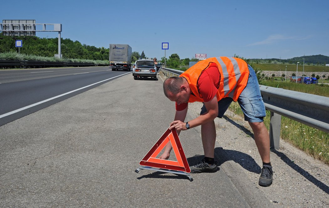 Obdivovali jsme třicetiletý výstražný trojúhelník, jehož sestavení zvládne i dítě jednou rukou.