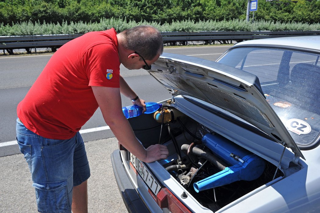 Po hodině chladnutí systému jsme dolili vodu – jinou než perlivou jsme však mezi zavazadly nenašli.