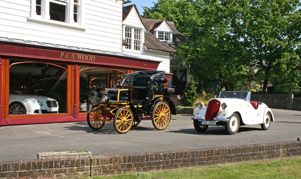 Před Cambridge zastavujeme u rolls-royceů a bentley. Nabízejí i veterány počínaje stoletým RR Silver Ghostem. Dokonalý je i poutač, replika daimleru z 90. let 19. století.