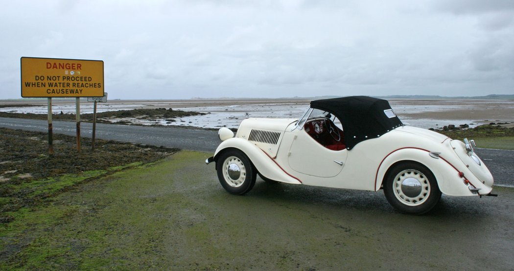 Holy Island, tedy Svatý ostrov na severovýchodě Anglie, je přístupný pouze po nízkém náspu, zaplavovaném přílivem. Záchranná akce vyjde nejméně na 1900 liber.