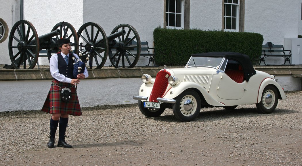 Veterán otevírá dveře i na místa, kam vás s běžným autem nepustí. Třeba k pěknému skotskému zámku Blair Castle. Dudačka před něj nastoupí každou hodinu.