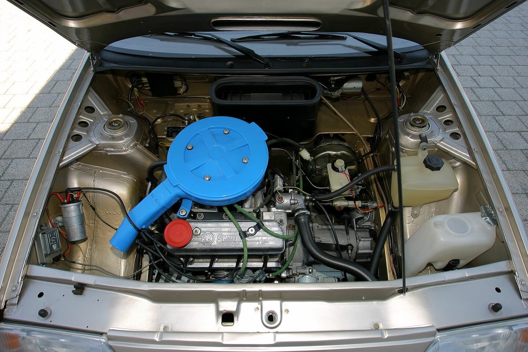 Jedno z omezení dynamicky vytvarovaného kupé představovala nabídka jen jediného motoru. Čtyřválcová karburátorová třináctistovka OHV by přesto dokázala se sériovým vozem zatočit.