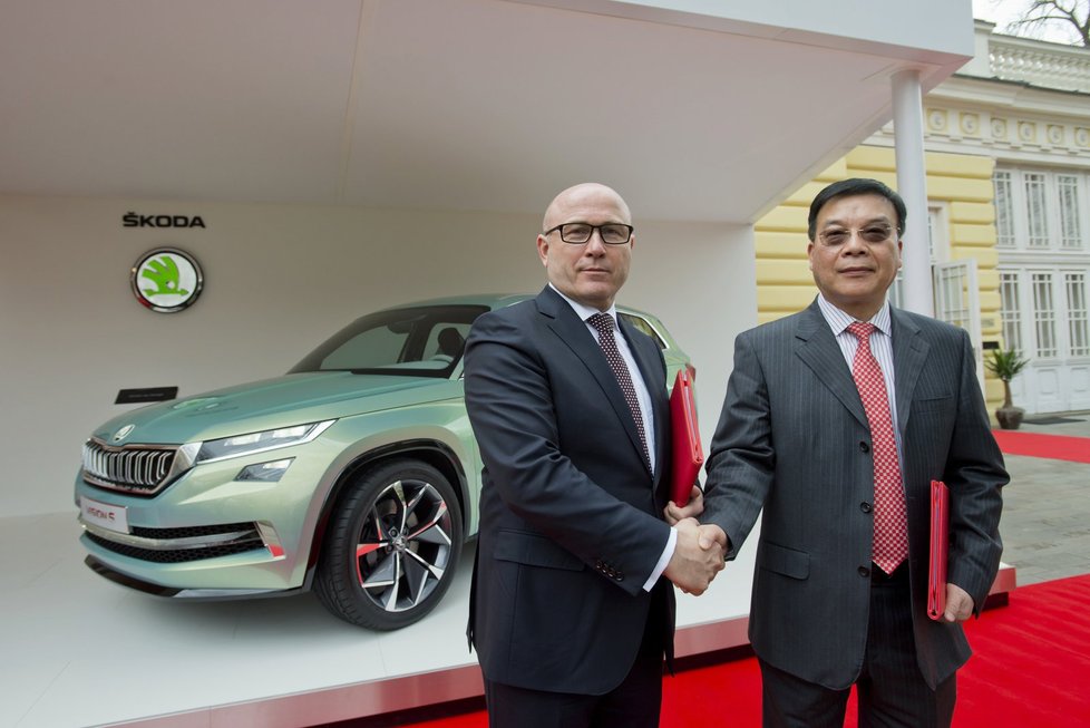 Předseda představenstva Škody Bernhard Maier (vlevo) a předseda představenstva čínské společnosti SAIC Motor Corporation Čchen Č&#39;-sin. V pozadí studie velkého SUV Škoda VisionS.