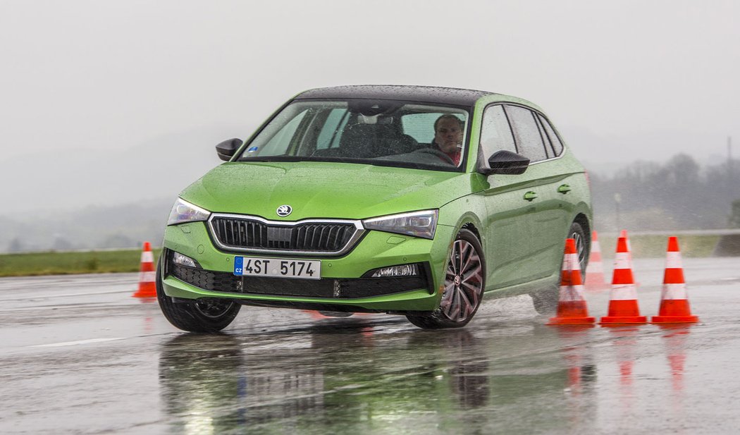 Testované auto mělo sportovní podvozek. I s ním scala zaklekává víc než rapid, ale jistotu neztrácí. Cestovní komfort se dramaticky zlepšil, takový Ford Focus je ale ještě dál.