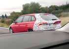 Škoda Scala překvapivě oblékla maskovací fólii. Copak asi ukrývá?