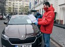 Roční fabia za 269 999 Kč nás zaujala, a tak jsme si ji nechali dovézt a rovnou nahlásili i osobní údaje pro předvyplněnou kupní smlouvu a zrychlení procesu. Na smluvenou hodinu dorazil prodejce s autem do sídla redakce.