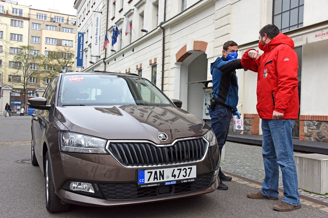 Prodejci dodržují zvýšená hygienická opatření, a tak podávají pozdrav loktem a na sobě mají roušku a rukavice.