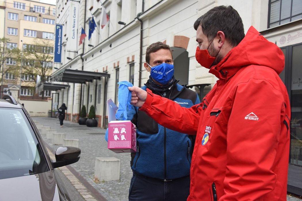 Zákazníkovi automaticky nabídnou nové rukavice, a pokud nemají, tak i jednorázovou roušku.