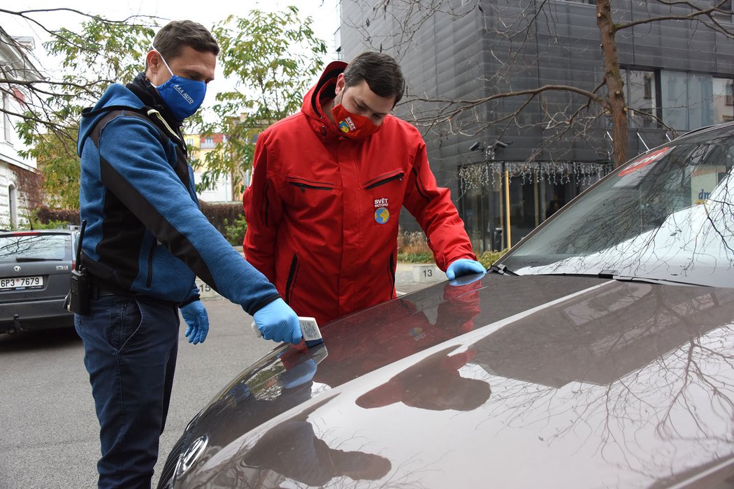 Prodejce nám nabízí možnost prověření laku přístrojem a ukazuje, že auto nebylo nikde neoriginálně lakované. Tedy ani bourané.