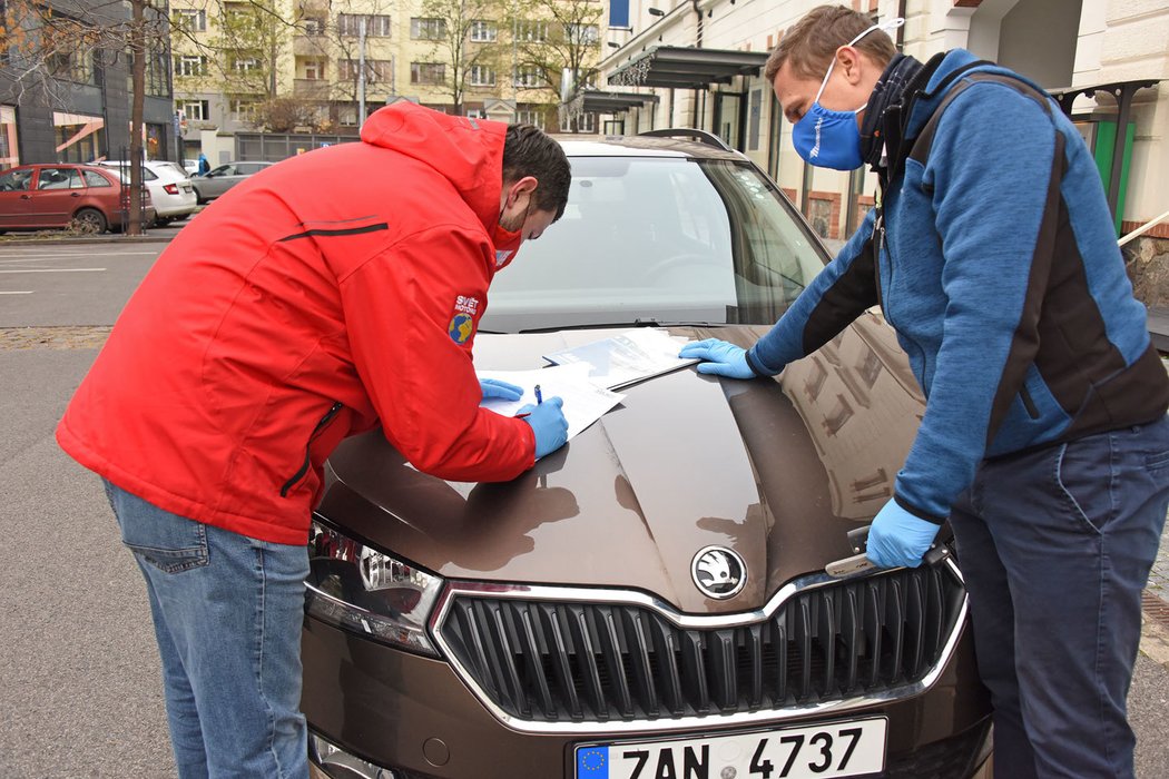 Auto se nám líbí, a protože jsme dopředu nahlásili osobní údaje, přijel prodejce už rovnou s vyplněnou smlouvou. Dočítáme se v ní, že všechny garance obvyklé při koupi v prodejně platí i na ulici. A navíc také 14denní lhůta odstoupení od smlouvy. V praxi ji ale prý ještě zatím skoro nikdo nevyužil.