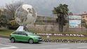 Ve městě Limone se na nás připravili a u hlavní cesty postavili skulpturu loga Světa motorů. Ve městě Limone se na nás připravili a u hlavní cesty postavili skulpturu loga Světa motorů.