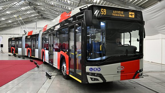 Nový trolejbus s téměř 25 m je nejdelším v ČR. Jezdit bude z Prahy na letiště