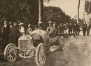 1908: hrabě Saša Kolowrat a jeho ‚‚odstrojený‘‘ vůz typu F na závodu v Gaillonu