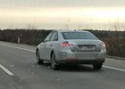 Video: Maskovaný vůz Škoda Superb přistižen při testech na dálnici D11