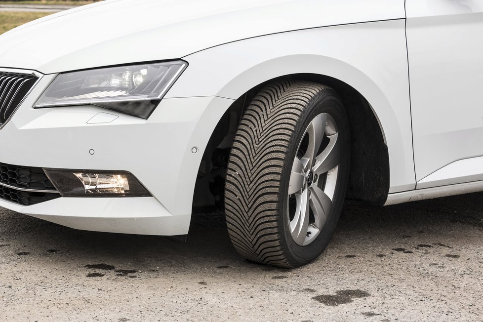 Největšími koly pro Superb Greenline jsou sedmnáctky, které dostanete k výbavě Style. Šířka pláště je maximálně 215 mm a letní pneu se pyšní nízkým valivým odporem.