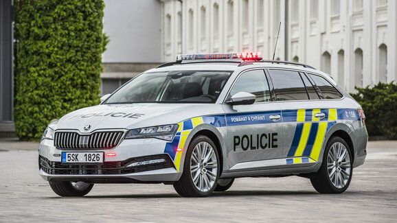 Policisté si převzali 40 nových vozů Škoda Superb Combi, hlídat budou na dálnicích