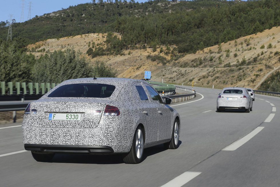 Technický základ největší Škodovky vychází z nedávno uvedeného Volkswagenu Passat, což o kvalitách Superbu mnohé napovídá. 