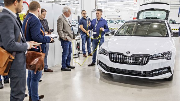 Škoda přijíždí s prvním plug-in hybridem. Výroba Superbu iV si vyžádala zásadní změny. Jaké?