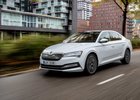 První jízda s hybridní Škodou Superb iV: Naučí nás přesedlat na elektromobily? 