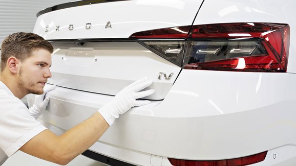 Škoda zahájila produkci hybridního Superbu iV, úprava linky vyšla na 12 milionů euro