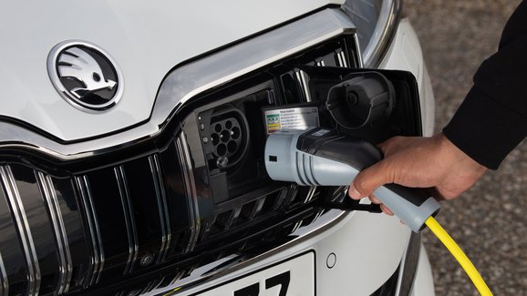 Prodej elektromobilů stoupl na pětinásobek, hybridů o 45 %